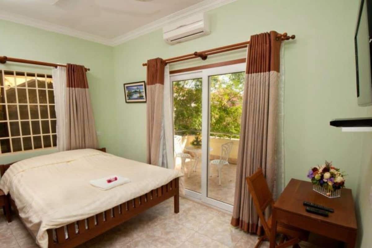 Standard Suite, 1 Queen Bed | Premium bedding, Select Comfort beds, minibar, in-room safe