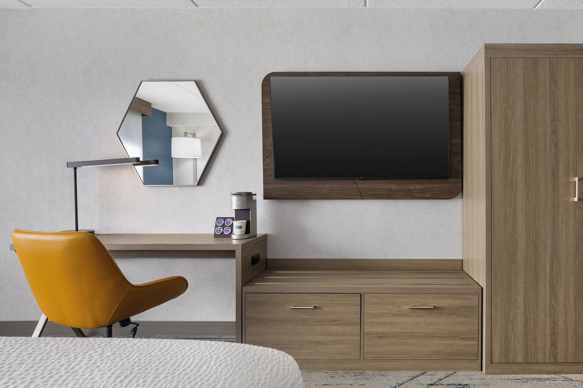 1 slaapkamer, een bureau, een laptopwerkplek
