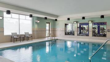 Piscina interna, funciona das 7h às 23h, espreguiçadeiras