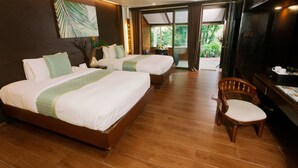 Quarto de hotel com duas camas, piso de madeira, mesa de jantar com cadeiras e uma televisão.