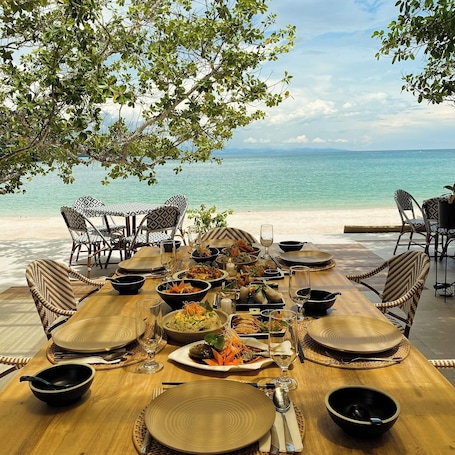 4 restaurants, lunch, dinner served; Chinese cuisine