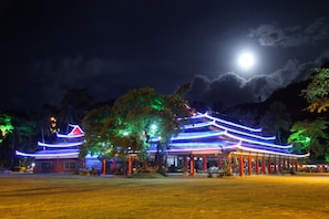 Fachada del alojamiento - Noche