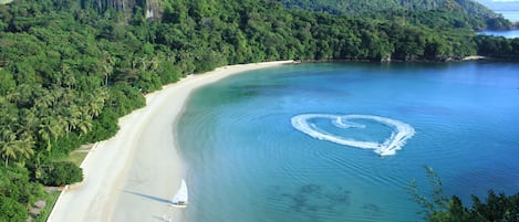 Aan een privéstrand, wit zand, duiken, snorkelen