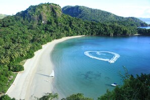Pantai pribadi, pasir putih, scuba diving, dan snorkeling