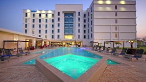 Piscina externa, guarda-sóis, espreguiçadeiras