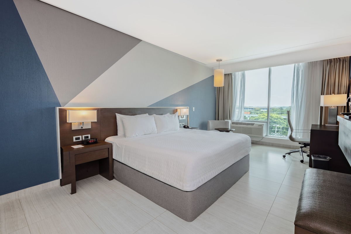 Standard Room, 1 King Bed, Pool View | In-room safe, desk, blackout curtains, soundproofing