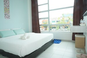 Deluxe Room, 1 Queen Bed, City View | 1 bedroom, desk, iron/ironing board, free WiFi - Sun Inns Hotel Laksamana (Malacca City)