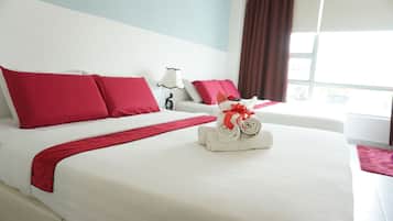 Family Quadruple Room, 2 Katil Ratu (Queen), City View | 1 bilik tidur, meja, seterika/papan seterika, Wi-fi percuma