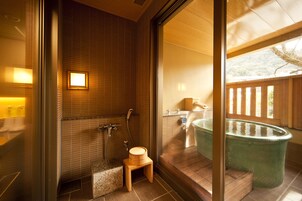 Shusui-an River View Japanese-Western Style Room with Private Open-Air Bath - Onsen | Bathroom | Spring water tub, free toiletries, hair dryer, slippers