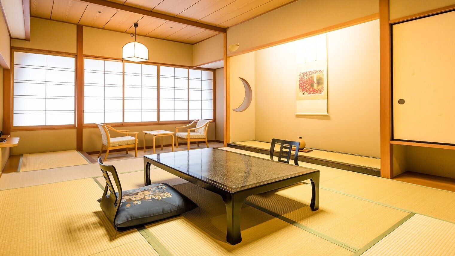 Um quarto japonês tradicional com piso de tatame, uma mesa baixa e painéis shoji.
