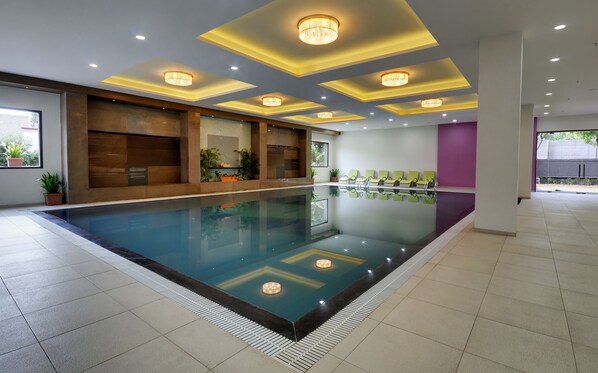 Indoor pool - Narayani Heights Hotel and Resort (Gandhinagar)