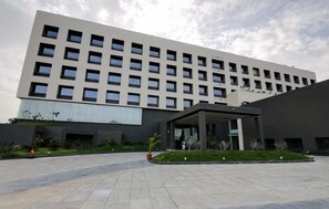 Vista frontal de la propiedad