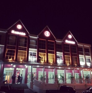 Fachada da propriedade à noite