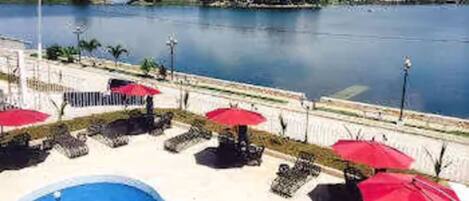 Piscine couverte, piscine extérieure, parasols de plage