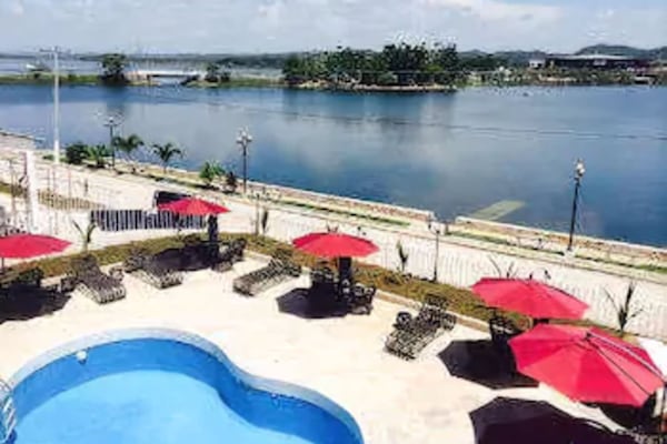 Innendørsbasseng, utendørsbasseng og bassengparasoller