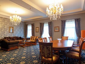 Suite presidencial | Sala d'estar | Televisor de 40 polzades amb canals digitals 