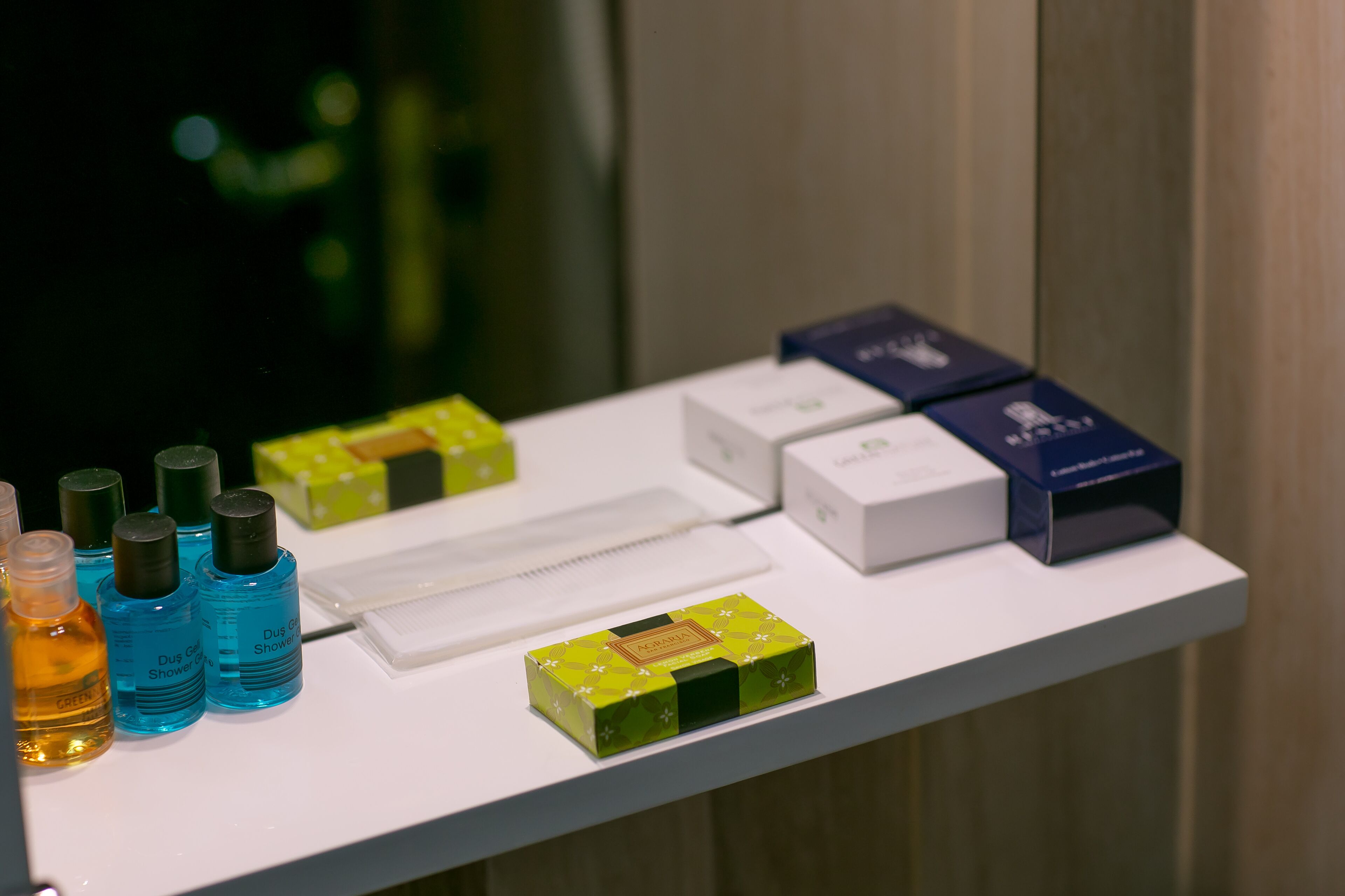 standard double room | bathroom | free toiletries, hair dryer, bathrobes, slippers