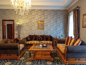 Suite presidencial | Sala d'estar | Televisor de 40 polzades amb canals digitals 