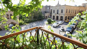 A street view with buildings, parked cars, and a pedestrian crossing. - Shah Palace Luxury Museum Hotel (Baku)