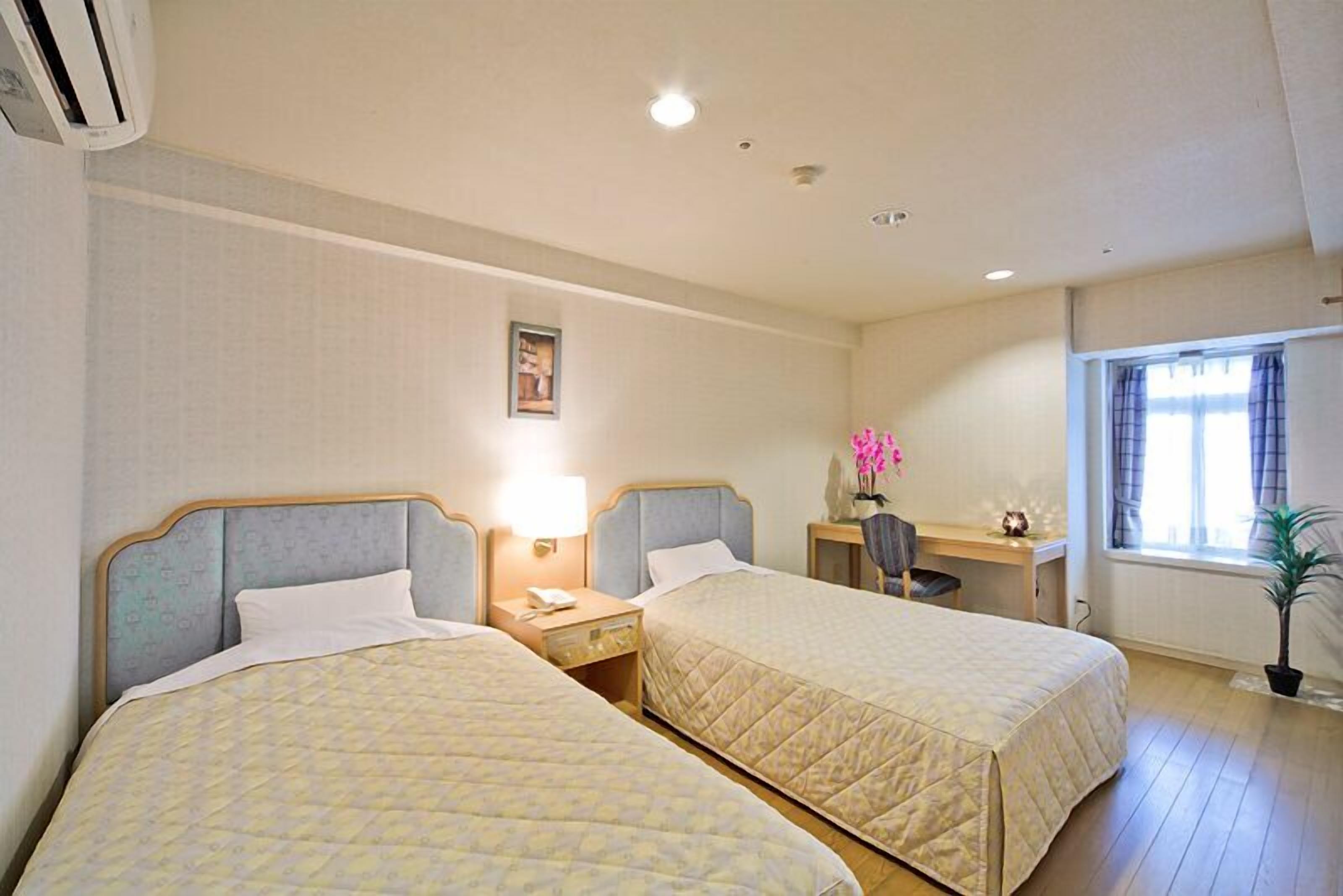 suite, non smoking (sky) | 1 bedroom, in-room safe, individually decorated, individually furnished