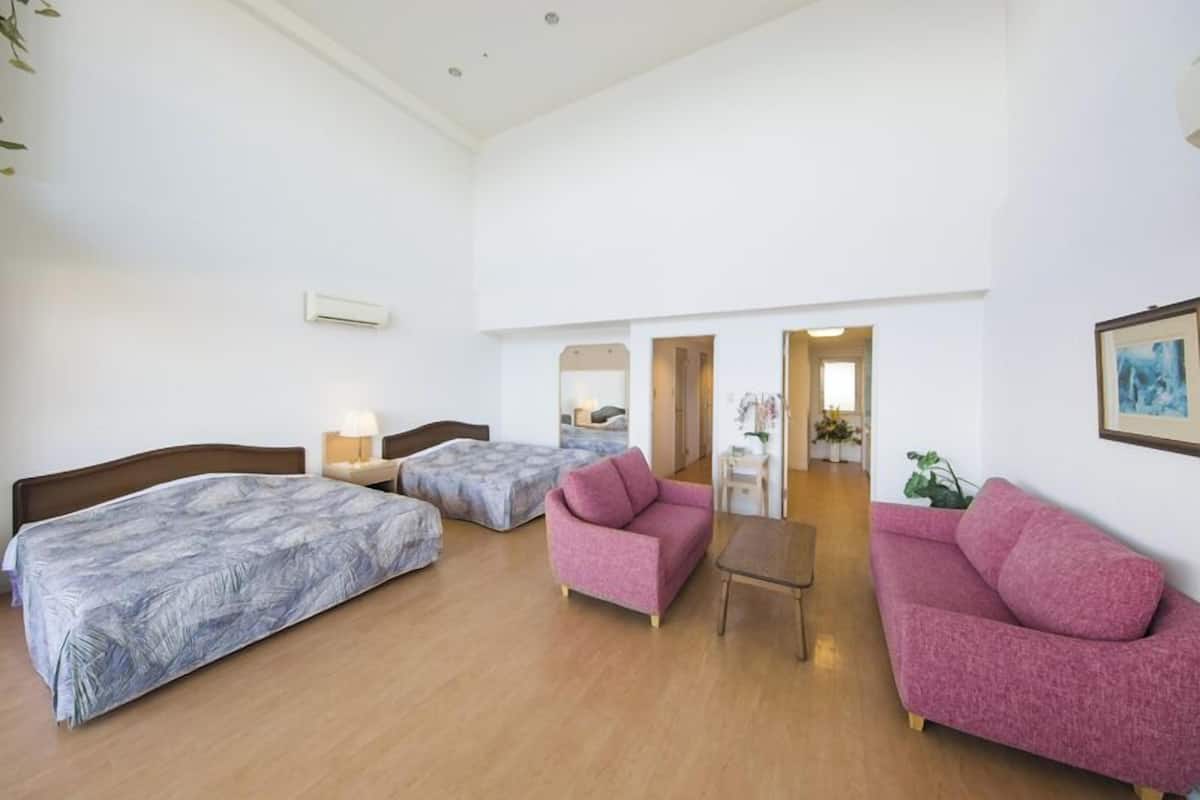 suite, non smoking (sky) | living area | led tv