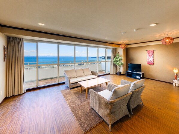 スーペリア スイート 禁煙 シービュー (11-12階) | セーフティボックス (室内)、客室ごとに異なる装飾、客室ごとに異なるインテリア、デスク