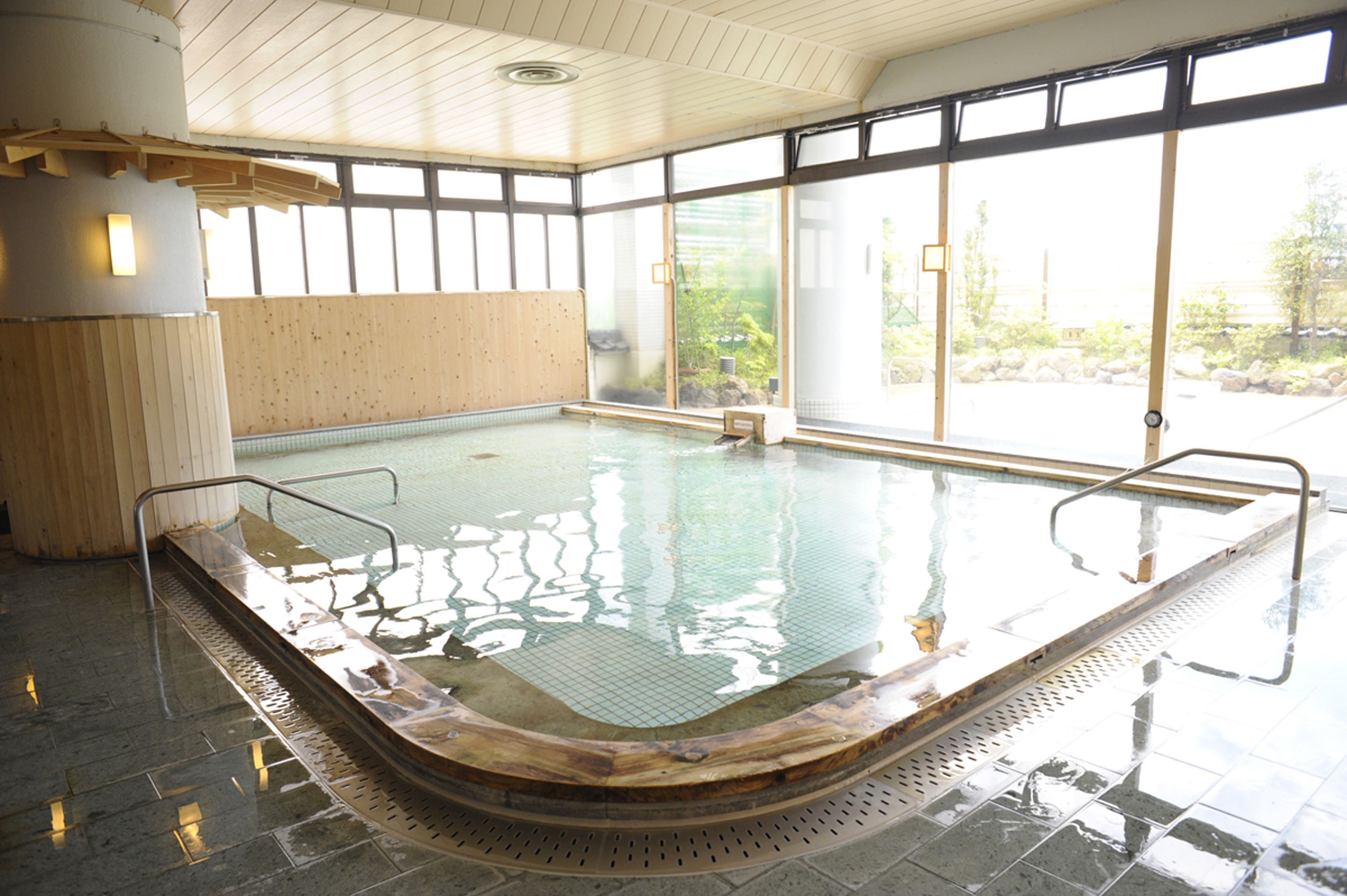 sauna, hot tub, steam room, hot springs/mineral springs