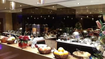 Café da manhã com buffet todos os dias (AED 45 por pessoa)