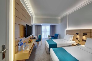 Executive kamer, 1 twee- of 2 eenpersoonsbedden | Een minibar, een kluis op de kamer, een bureau, een laptopwerkplek