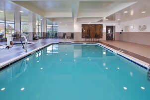Piscina interna, funciona das 7h às 22h, espreguiçadeiras