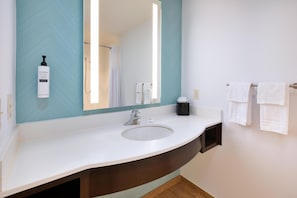 Kamar, 1 Tempat Tidur King, akses difabel, bathtub (Microwave & Refrigerator) | Kamar mandi | Perlengkapan mandi gratis dan handuk