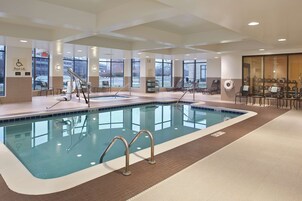 Una piscina techada, sillones reclinables de piscina