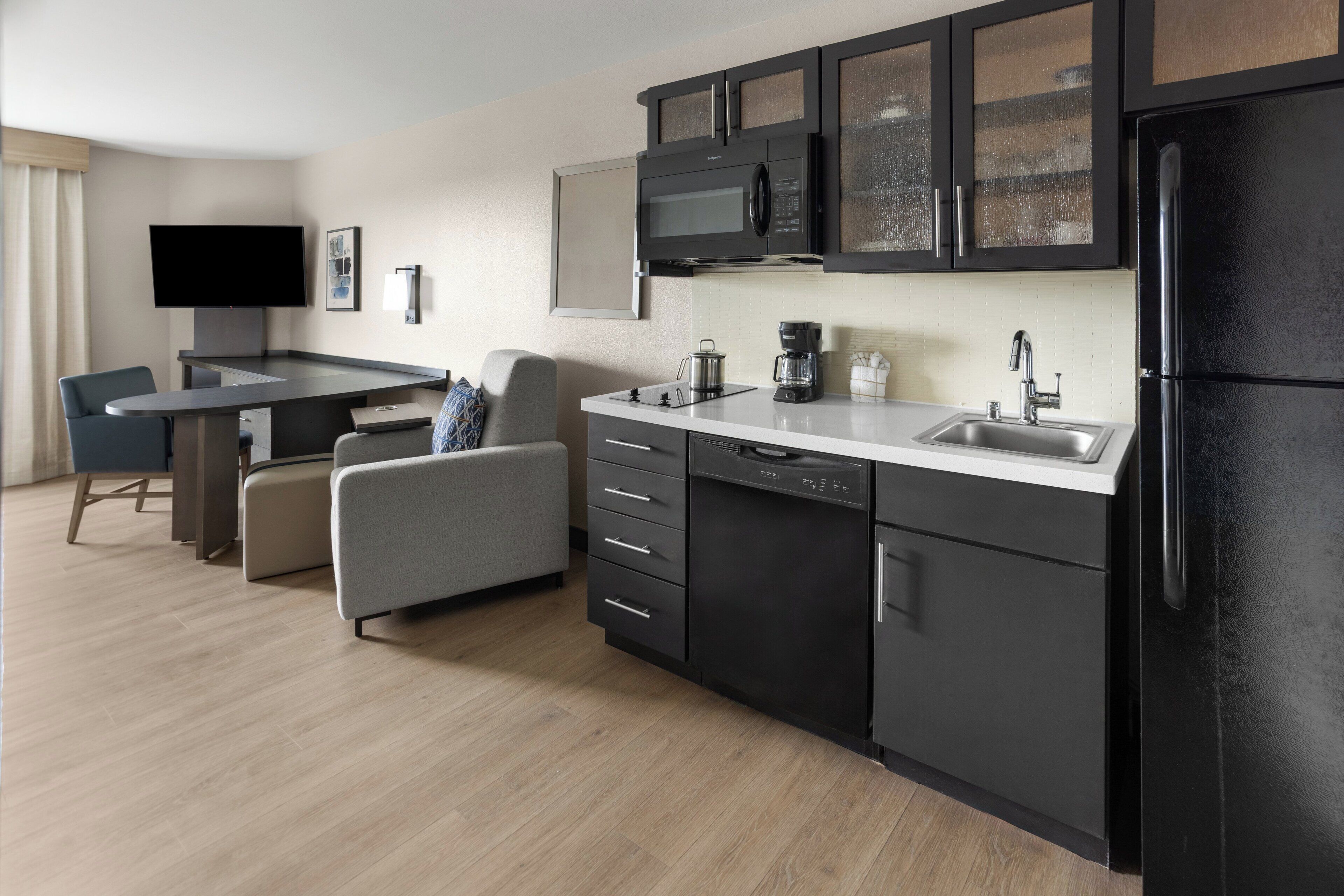 مكتب وستائر تعتيم ومكواة/لوح كي وأسرّة قابلة للطي