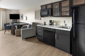 Escritorio, cortinas blackout y tabla de planchar con plancha 