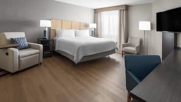 Schreibtisch, Verdunkelungsvorhänge, Bügeleisen/Bügelbrett