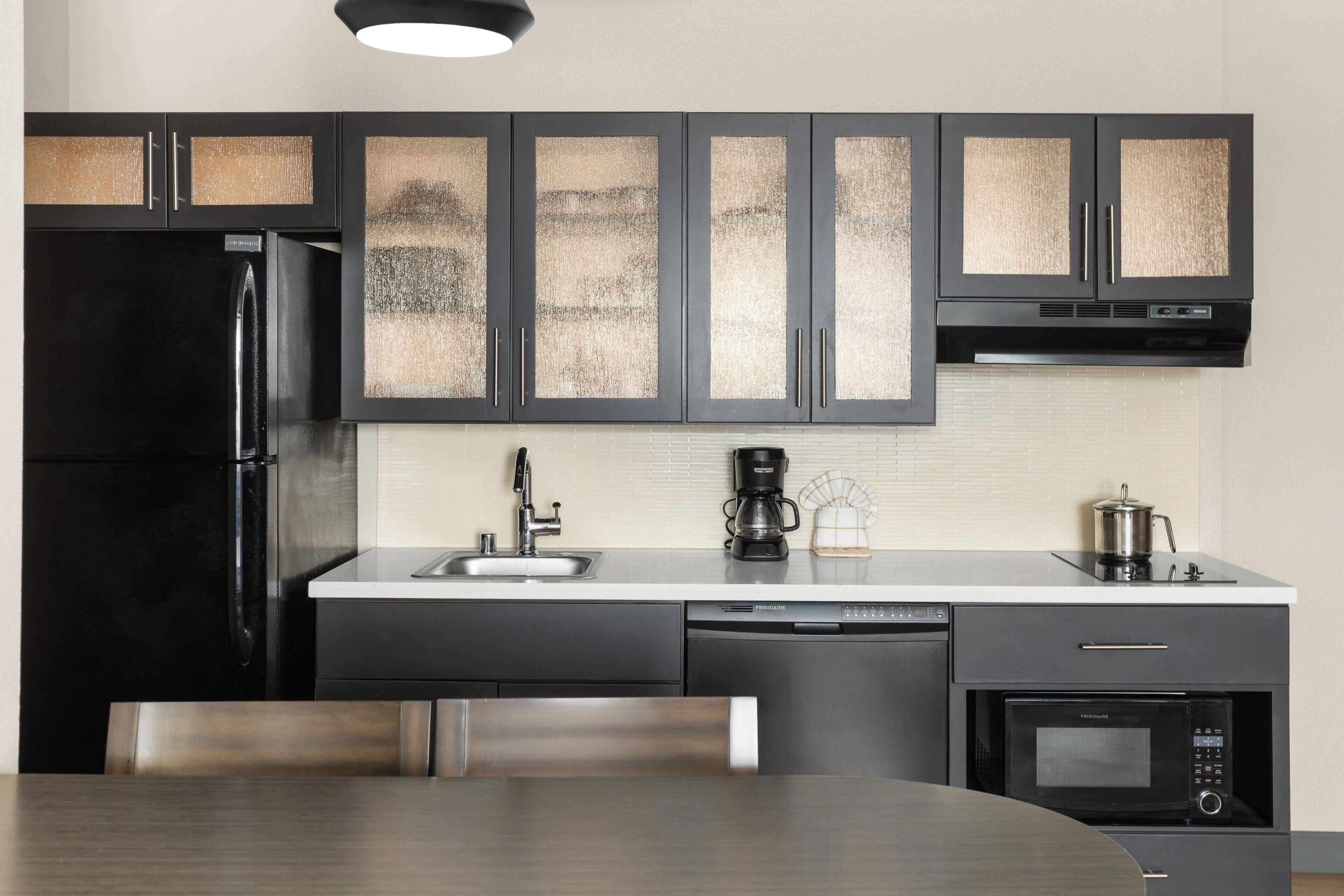 책상, 암막 커튼, 다리미/다리미판, 간이 침대