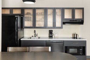 Escritorio, cortinas blackout y tabla de planchar con plancha 