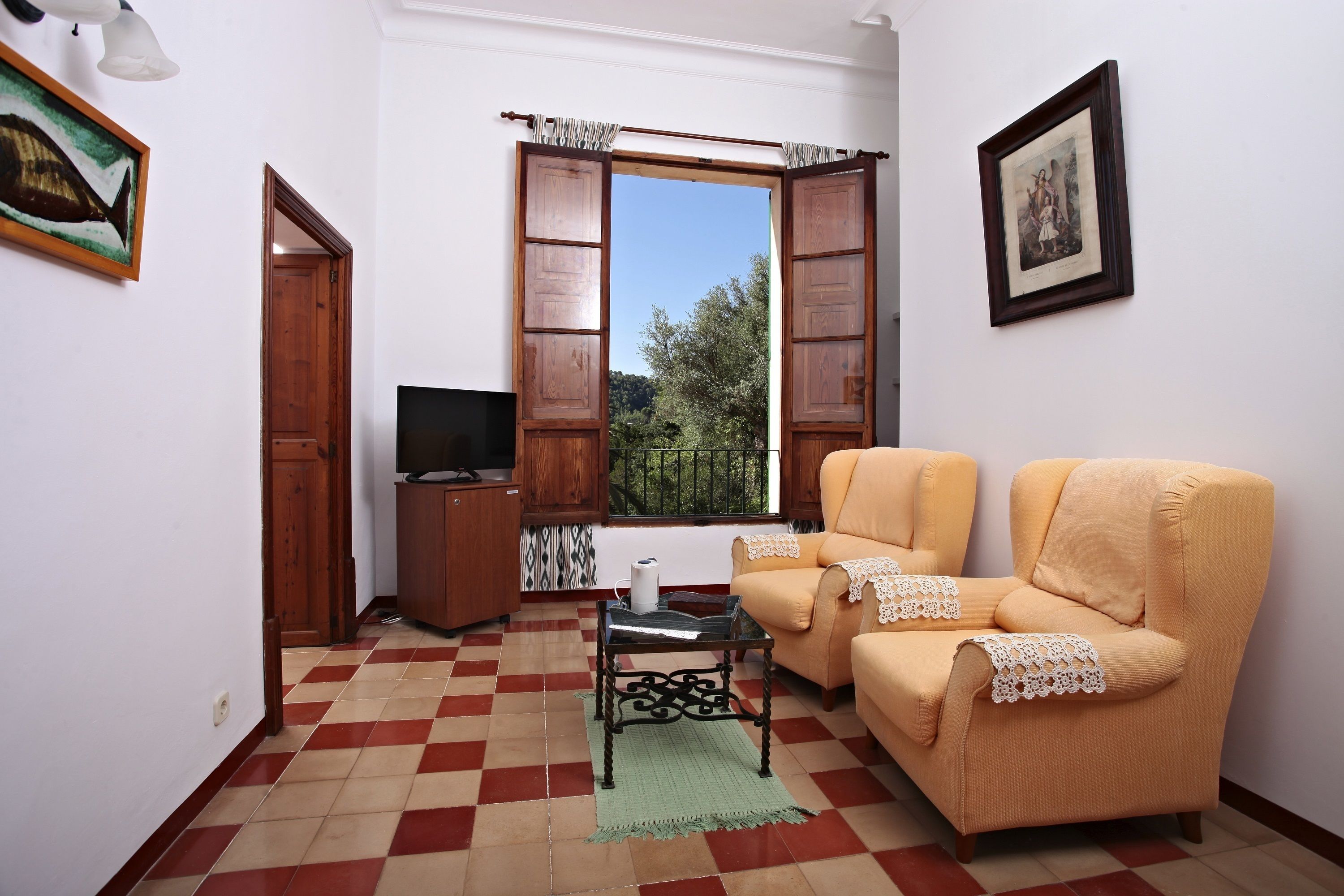 superior double room | living room | tv