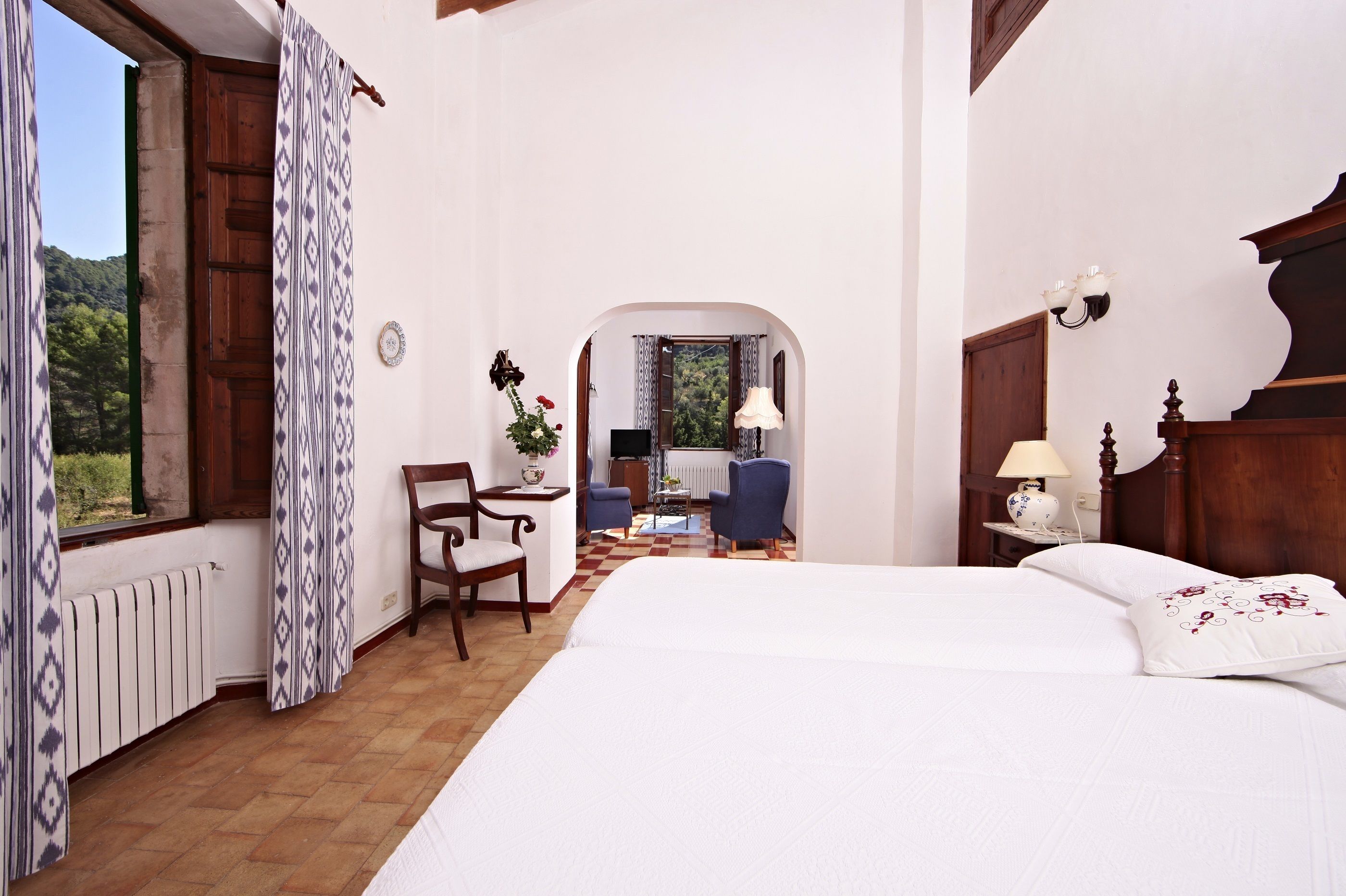 superior double room | minibar, in-room safe, individually decorated, individually furnished