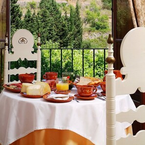 Desayuno típico de la región gratuito y diario