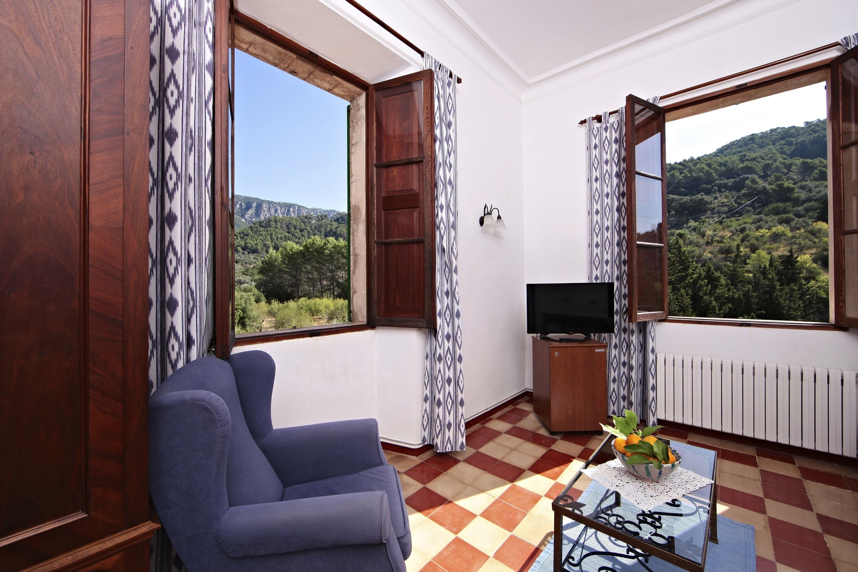 superior double room | living room | tv