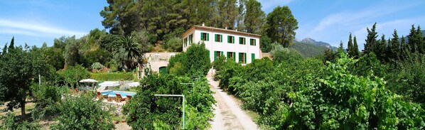 A villa with a garden, a pool, and a path leading to the house. - Finca sa Màniga (Bunyola)
