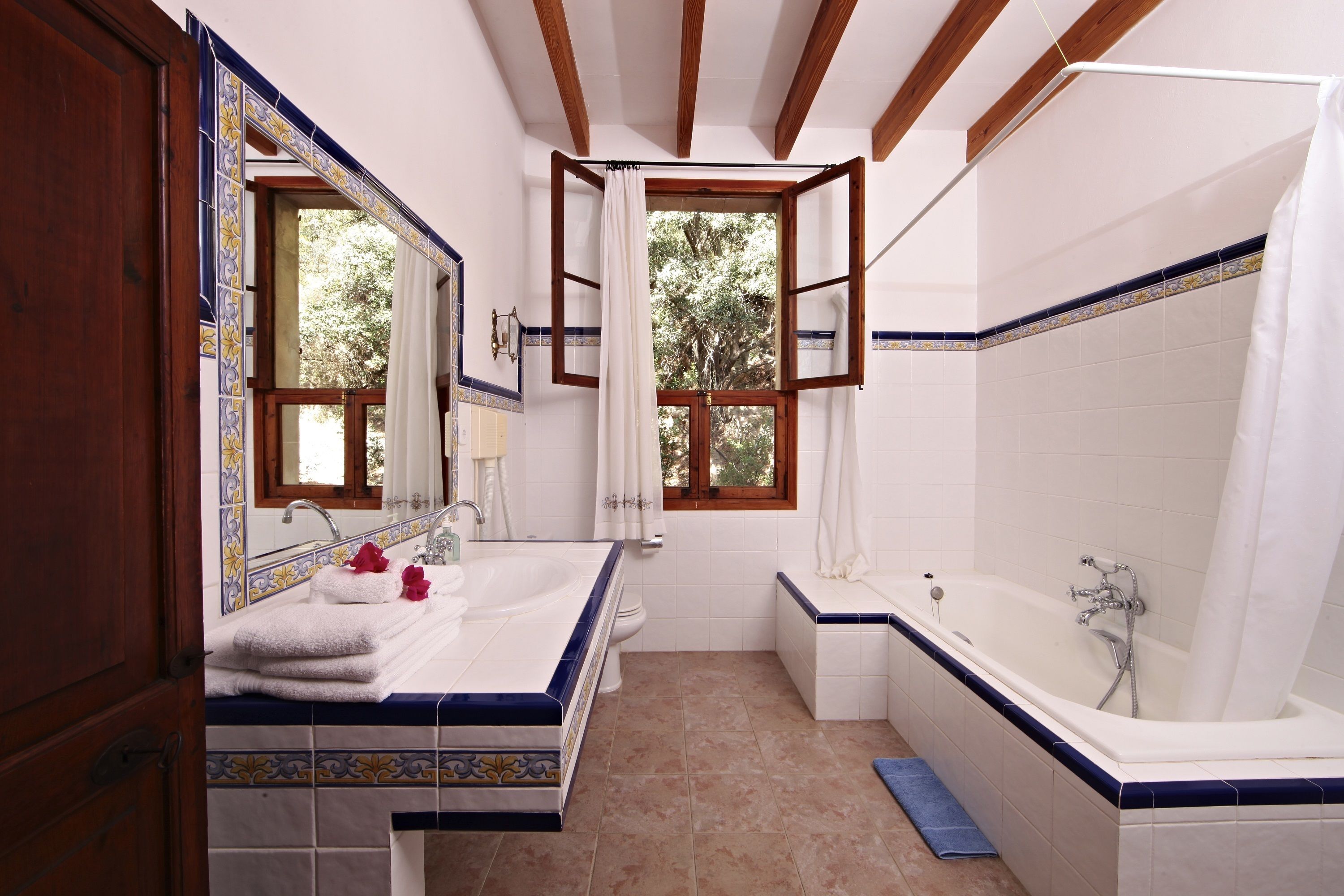 superior double room | bathroom | combined shower/bathtub, hair dryer, towels