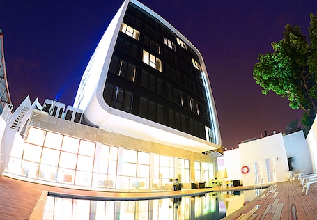 Alberca techada, alberca al aire libre y camastros