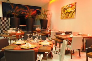 2 restaurantes; se sirve cocina vasca 