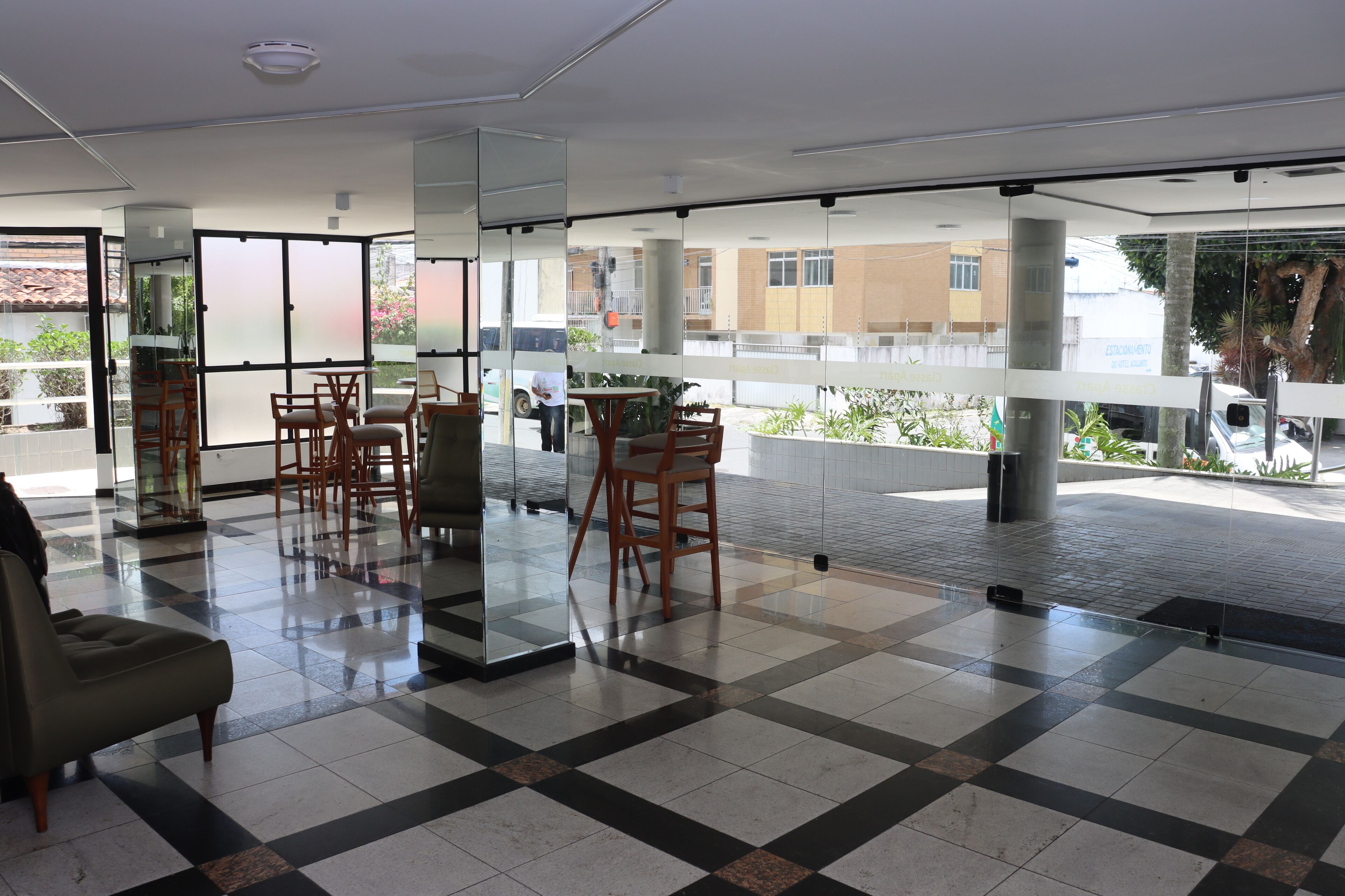 42–tuumainen LCD-televisio, jossa kaapelikanavat