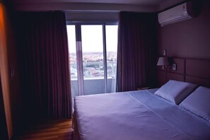 Frigobar, escrivaninha, cortinas blackout, Wi-Fi de cortesia