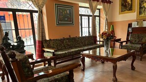 A room with a sofa, chairs, a glass coffee table, and a statue. - Hotel Casa La Gran Senora (Tequila)