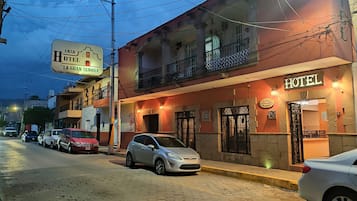 Vista frontal de la propiedad por la tarde o noche