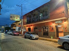 Fachada de la propiedad por la tarde o noche